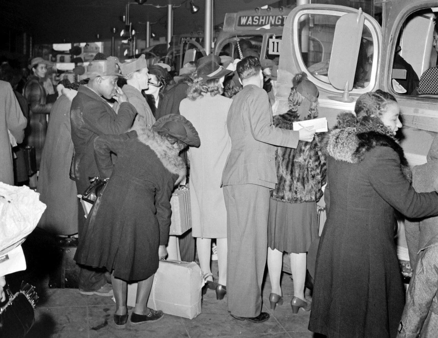 1941 Christmas Rush At Bus Station Washington Dc Old 300 Piece Jigsaw Puzzle