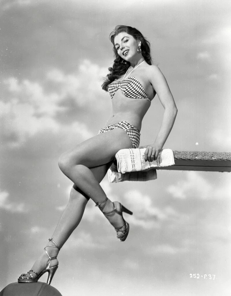 1960S Actress Joan Collins Swimsuit Pin Up Image 5 X 7 300 Piece Jigsaw Puzzle