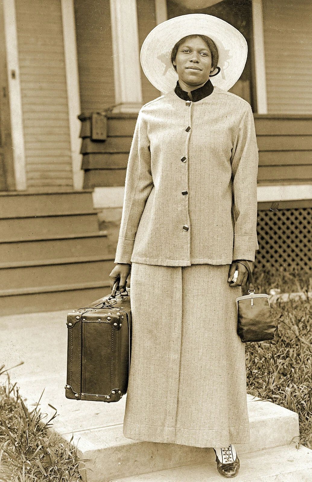 1918 African American Woman With A Travel Bag Old Photo Reprint