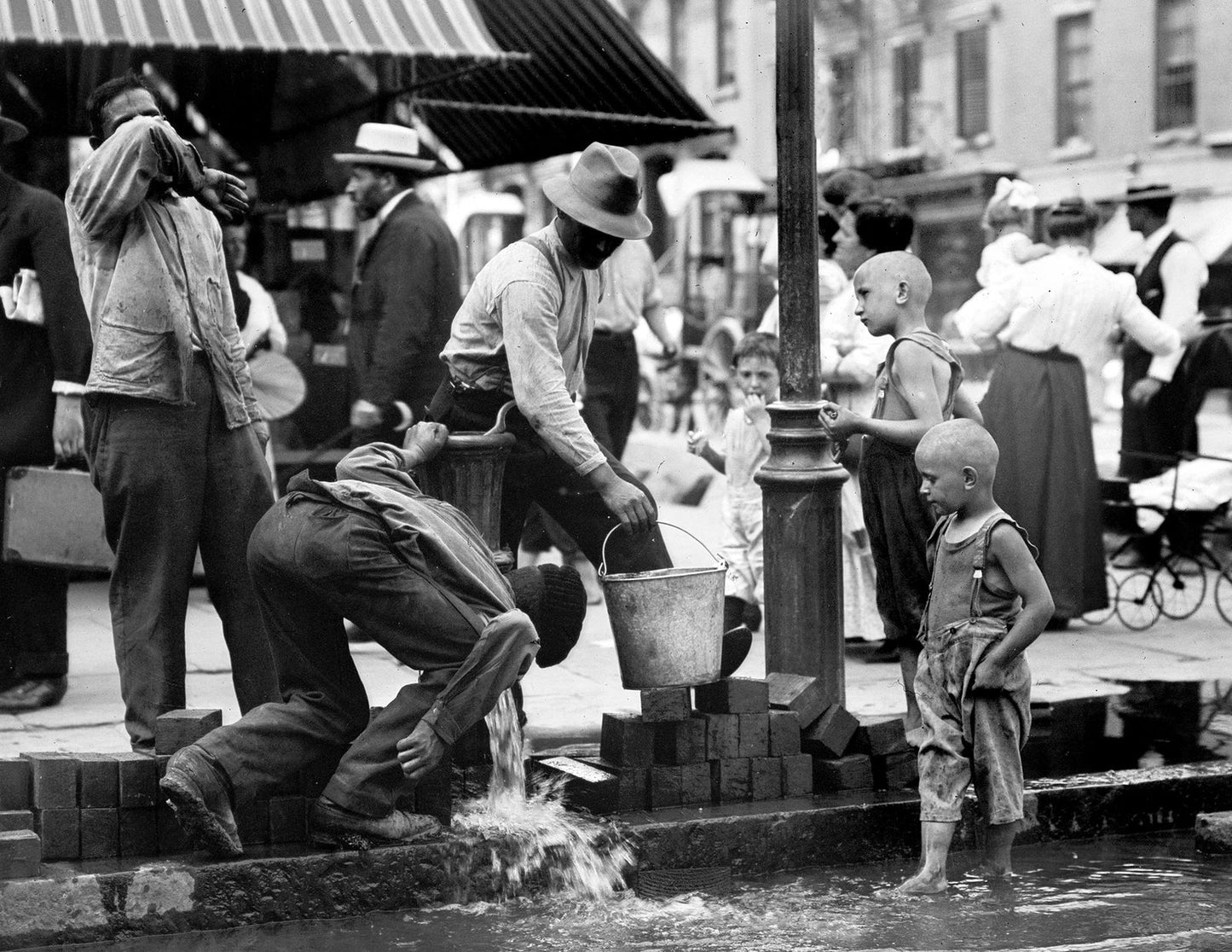1915 Drinking Water From Street Pump New York City Old Photo Reprint