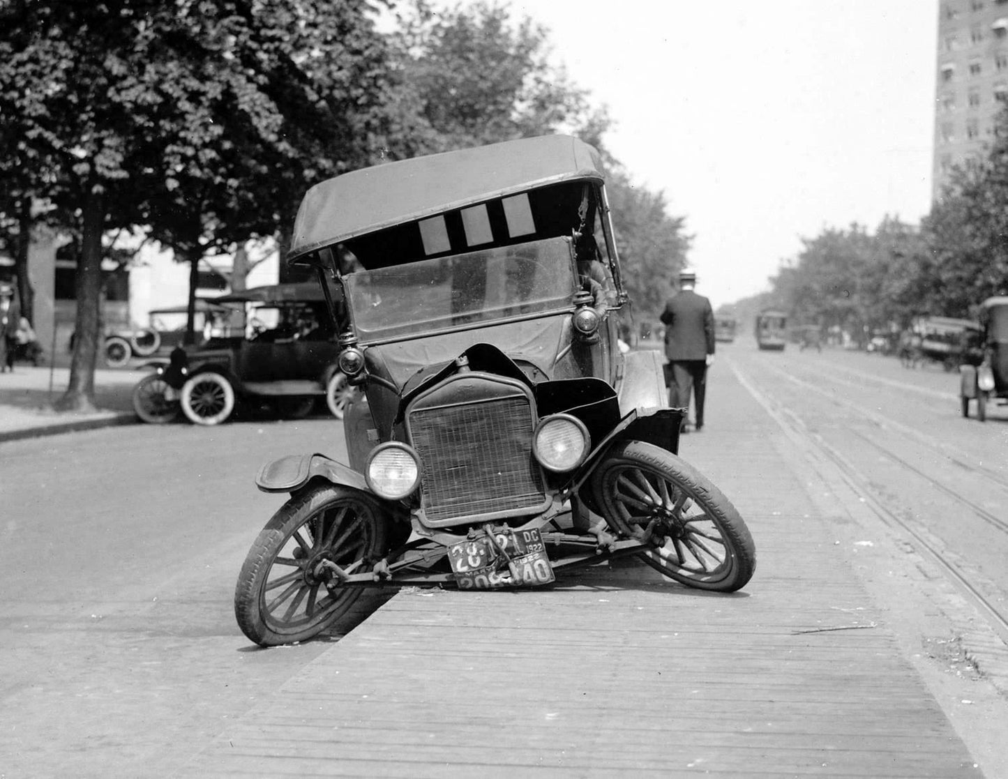 1922 Auto Accident Vintage Old Retro Car Accident 300 Piece Jigsaw Puzzle