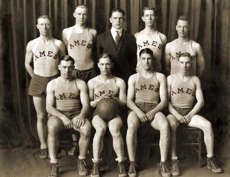 1922 Iowa State Men'S Basketball Team Vintage Picture Keychain Reprint