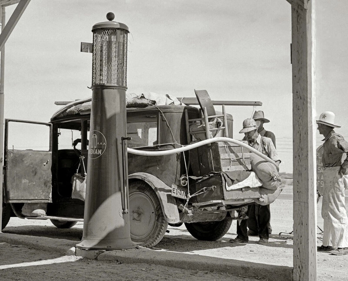 1937 Migrant Family At Gas Station Depression Era Historic 300 PCS Jigsaw Puzzle