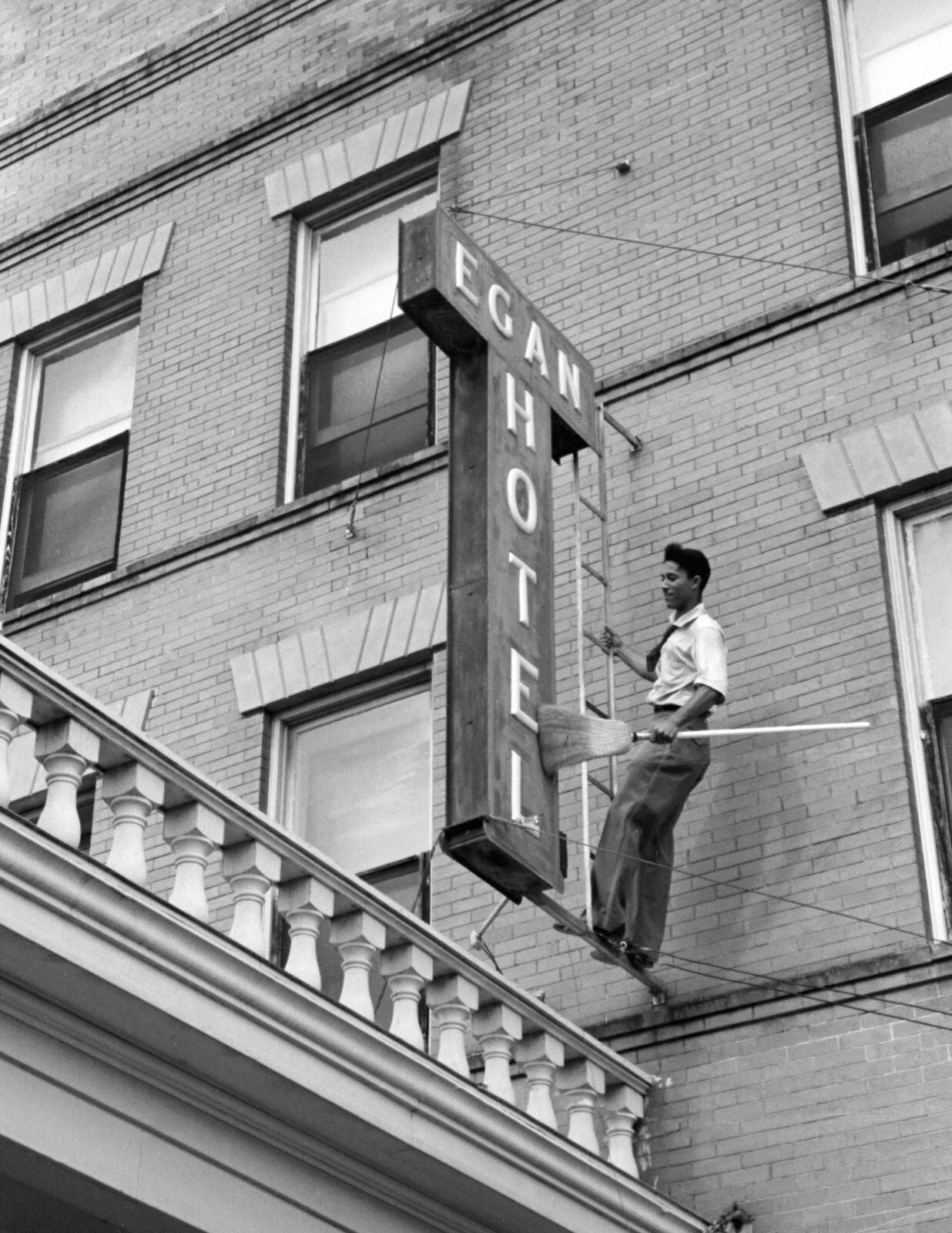 1938 Cleaning The Egan Hotel Sign Crowley La Old Retro 300 Piece Jigsaw Puzzle