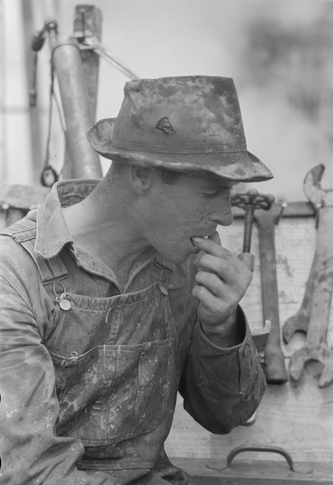1939 Oil Field Roughneck Kilgore Texas Old Vintage Photo Picture 5 X 7 Reprint
