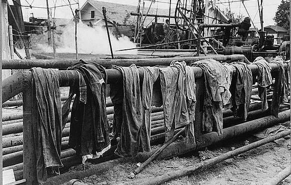 1939 Oil Workers Clothing On Steam Pipe Kilgore Texas Old 300 PCS Jigsaw Puzzle