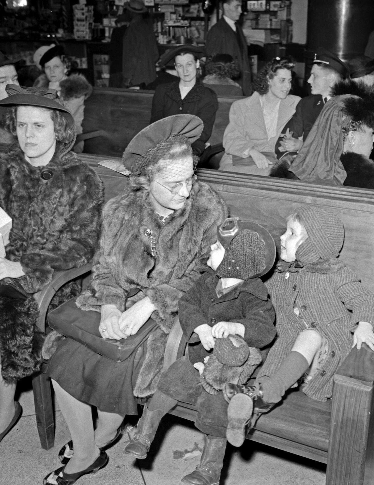 1941 Christmas Rush Crowd Bus Station Dc Vintage Old Magnet Reprint
