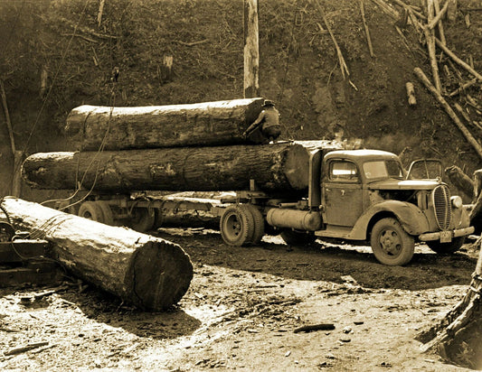 1941 Loading Logs Onto A Truck, Oregon Vintage Old Keychain Reprint