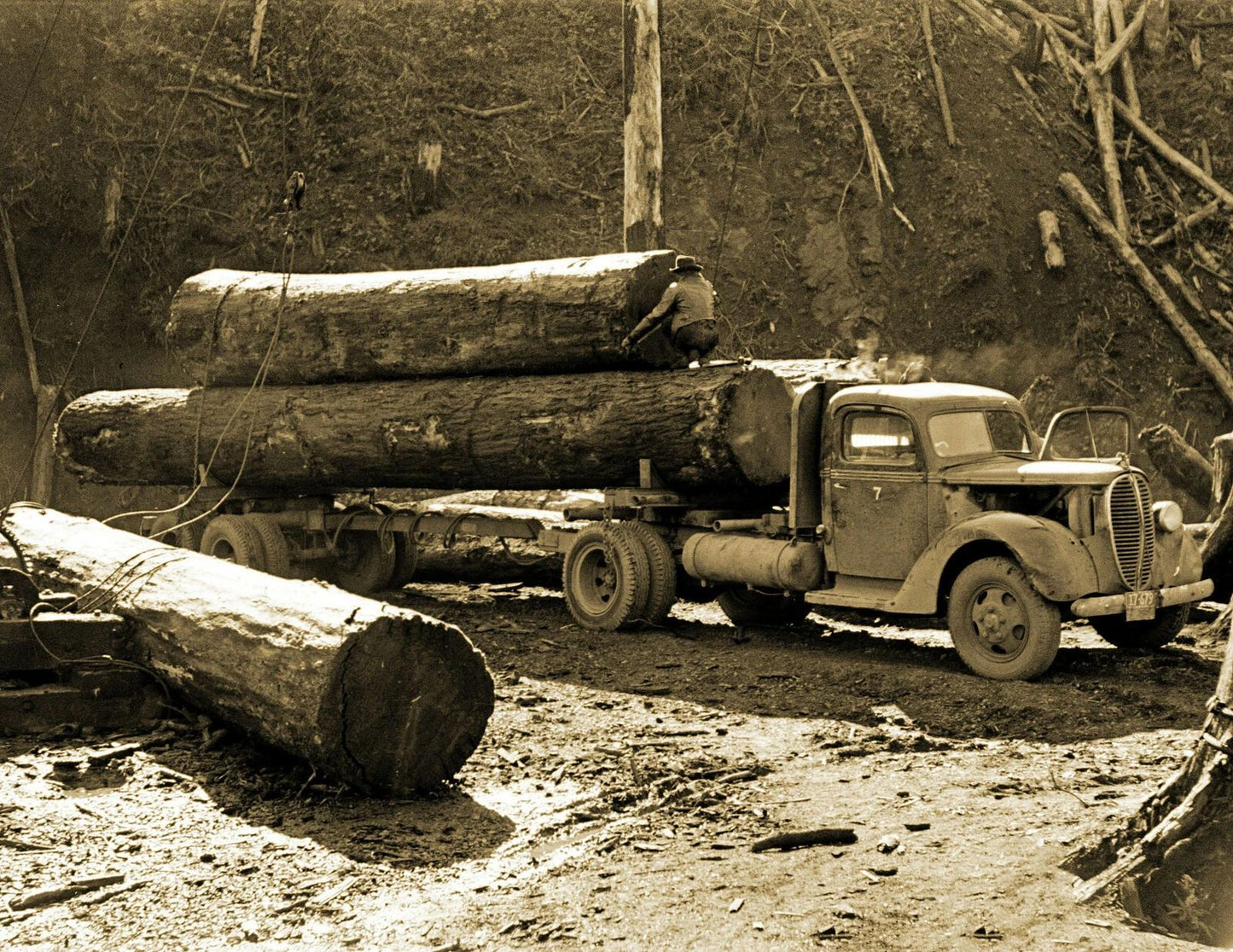 1941 Loading Logs Onto A Truck, Oregon Vintage Old Magnet Reprint