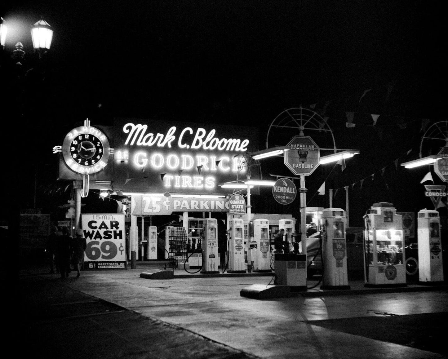 1942 Hollywood Gas Station & Tire Shop Classic Retro Picture Magnet
