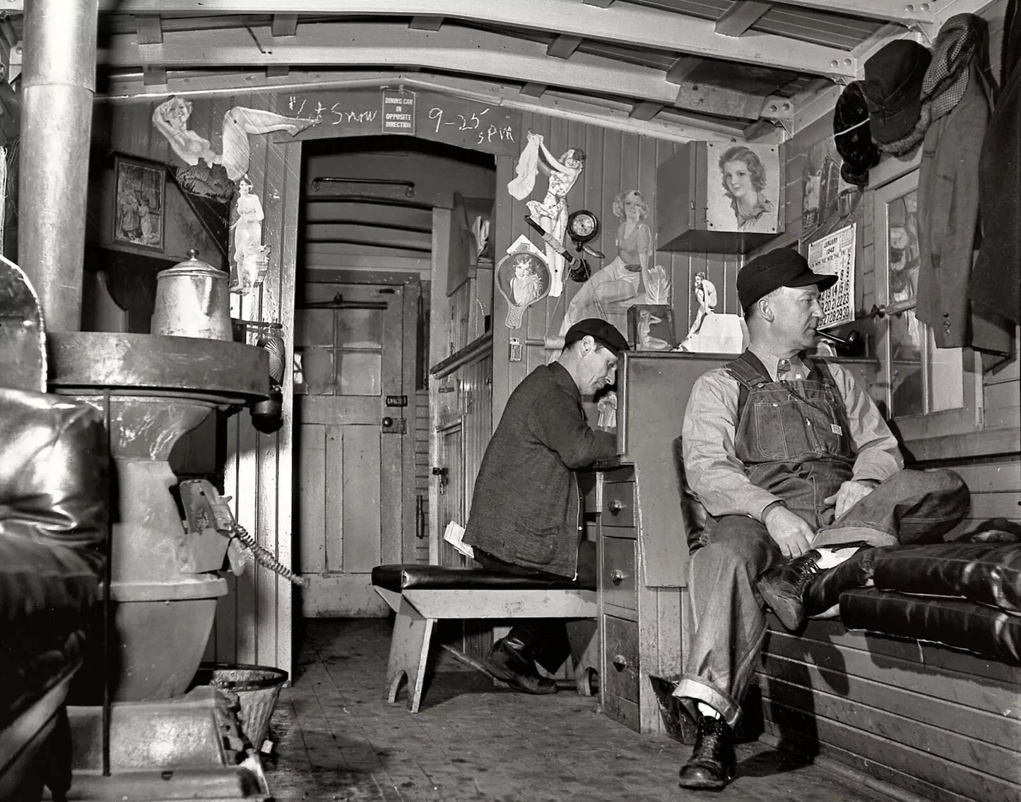 1943 Railroad Train Caboose Men At Work Chicago Historic Picture Photo