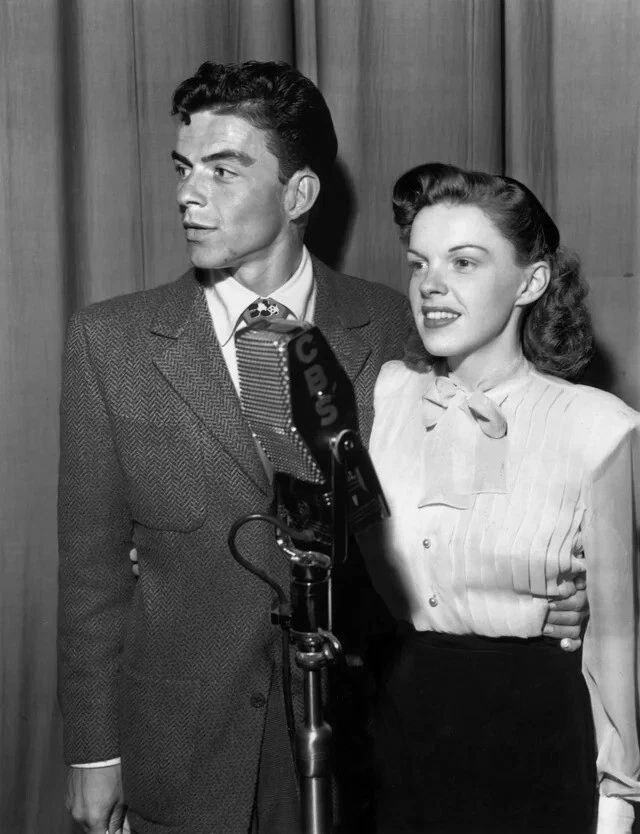 1944 Frank Sinatra And Judy Garland On The Radio Vintage Keychain Picture