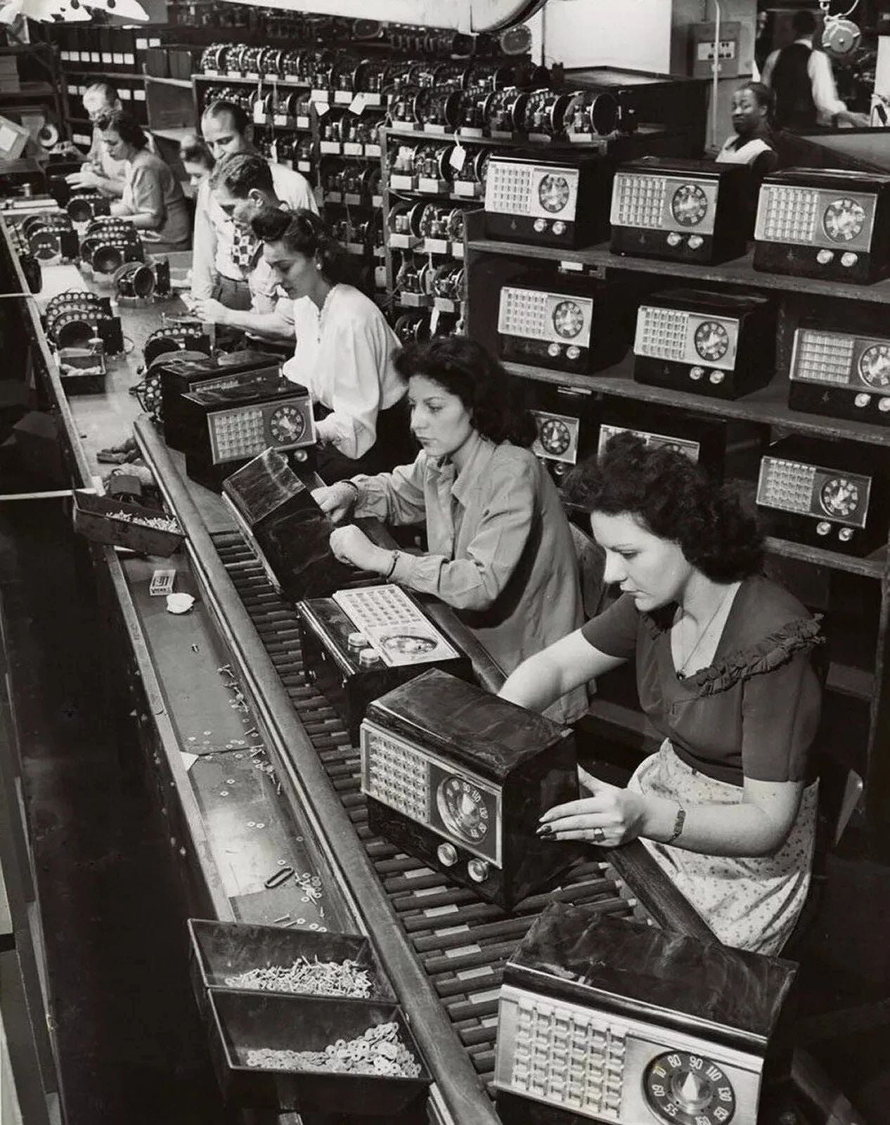 1945 Emerson Radio Factory Production Assembly Line Retro Picture Keychain