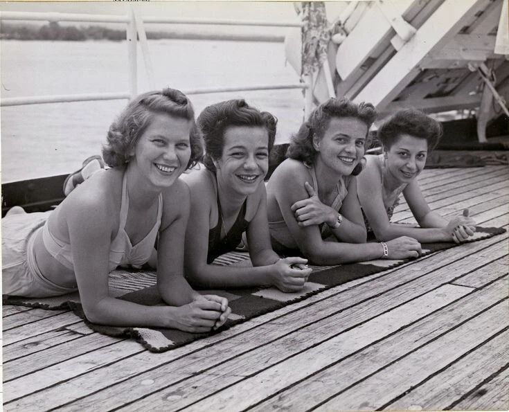 1945 Navy Nurses Sunbathing On A Ship Deck Retro Picture Photo