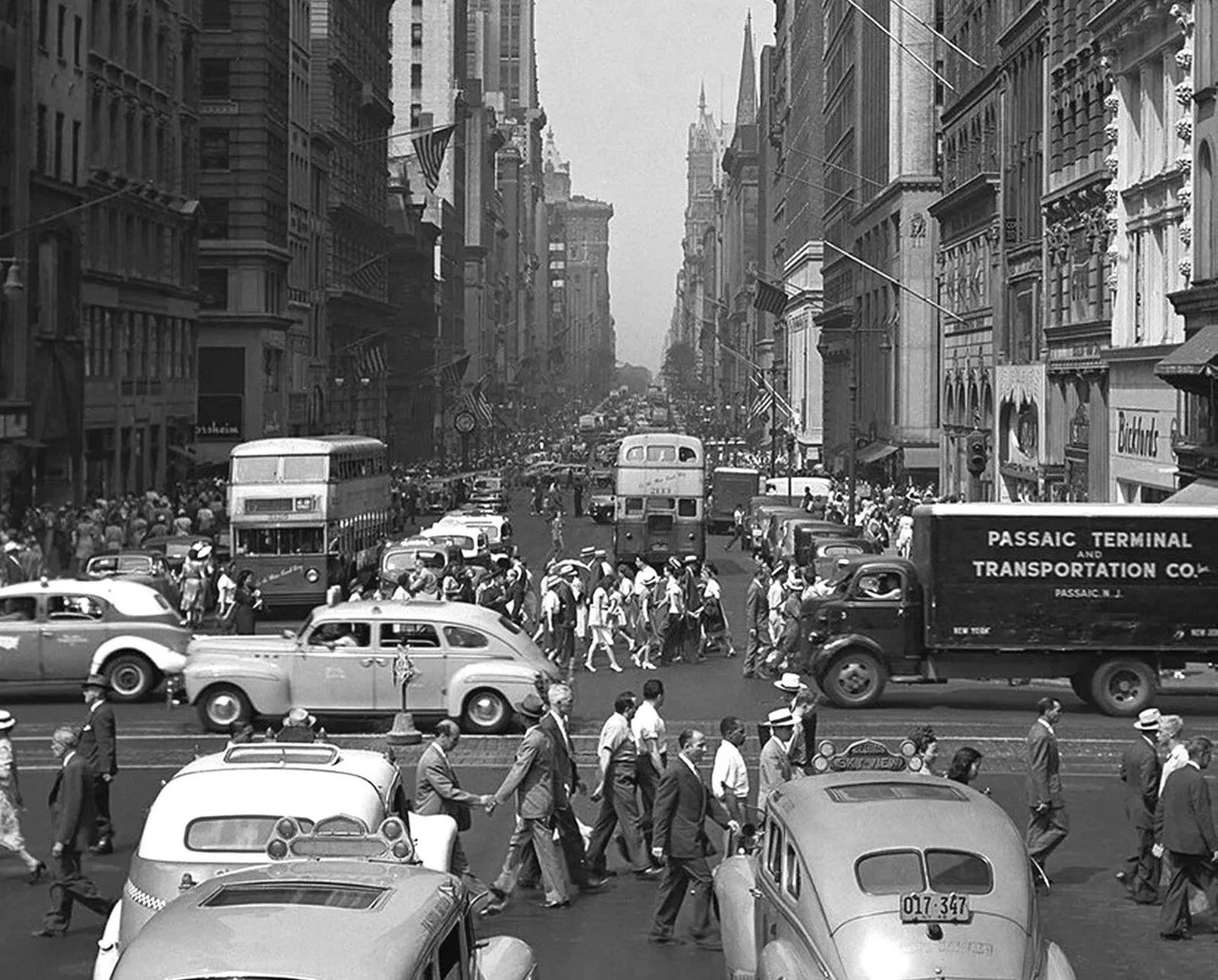 1946 New York City Fifth Avenue Busy Street Cityscape Picture Keychain