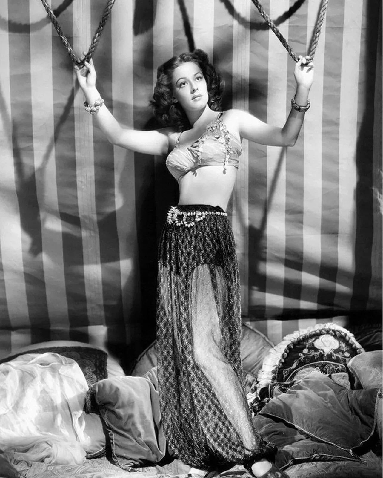 1946 Ruth Roman In A Night In Casablanca Classic Movie 300 Piece Jigsaw Puzzle