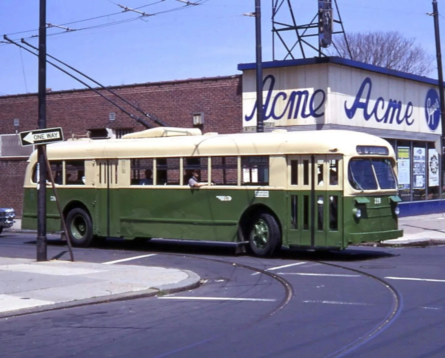 1947 Model Philadelphia Transit Green Trolley Bus Picture Photo