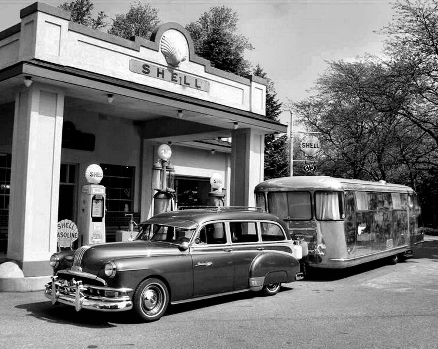 1950S Classic Car Towing Trailer At Shell Gas Station Keychain Keychain