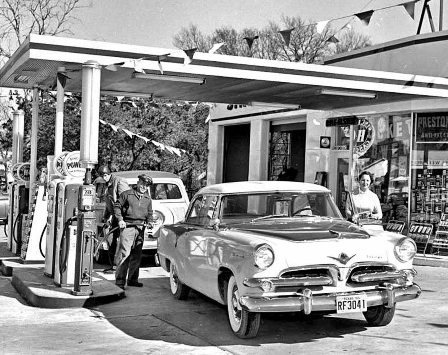 1955 Sinclair Gas Station Attendant Fills Classic Cars Picture Keychain