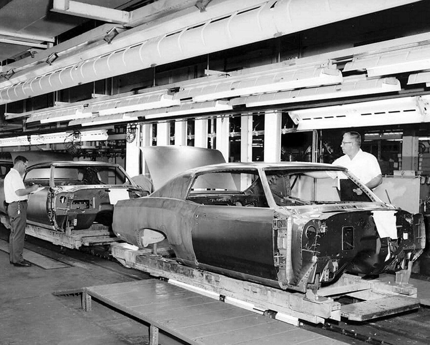1970 Chevrolet Monte Carlo Assembly Line Classic Car Picture Keychain