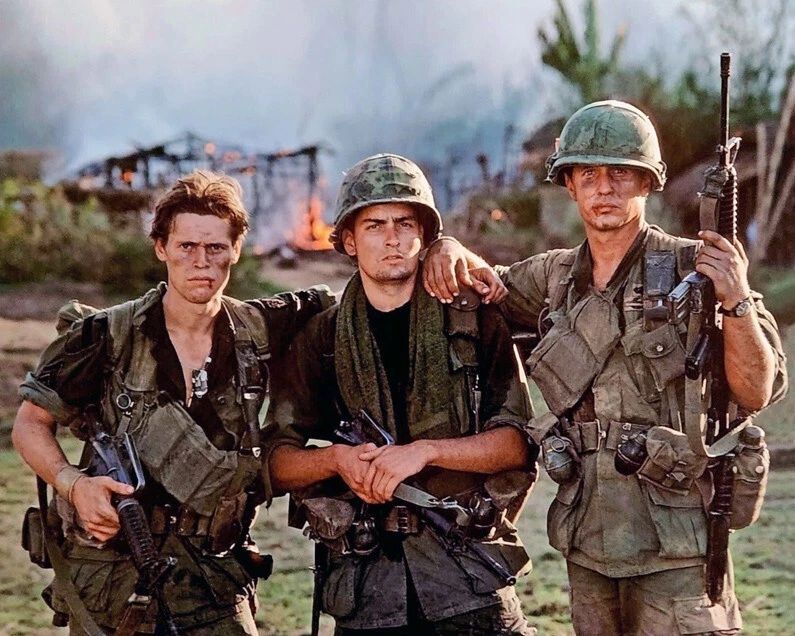 1986 War Film Platoon Glossy Photo Charlie Sheen, Tom Berenger Print