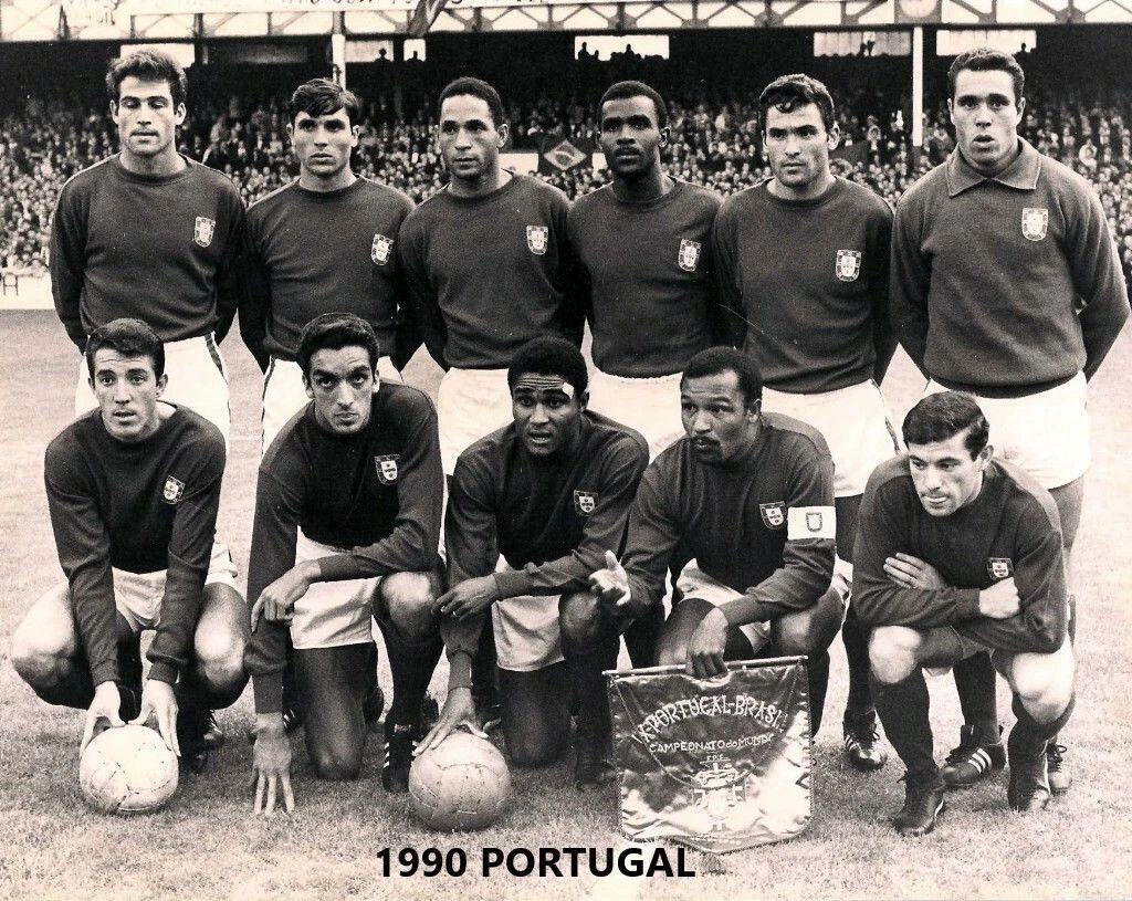 1990 Portugal Team Photo Soccer Picture 300 Piece Jigsaw Puzzle
