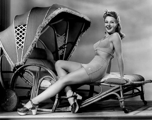 40S Horror Film Actress Evelyn Ankers Smoking A Cigarette Picture Magnet