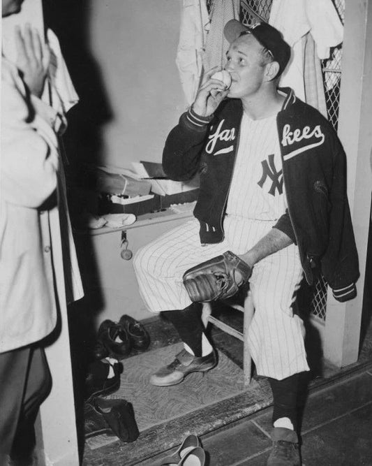 Allie Reynolds Photo New York Yankees Ny Baseball Picture Mlb Locker Room