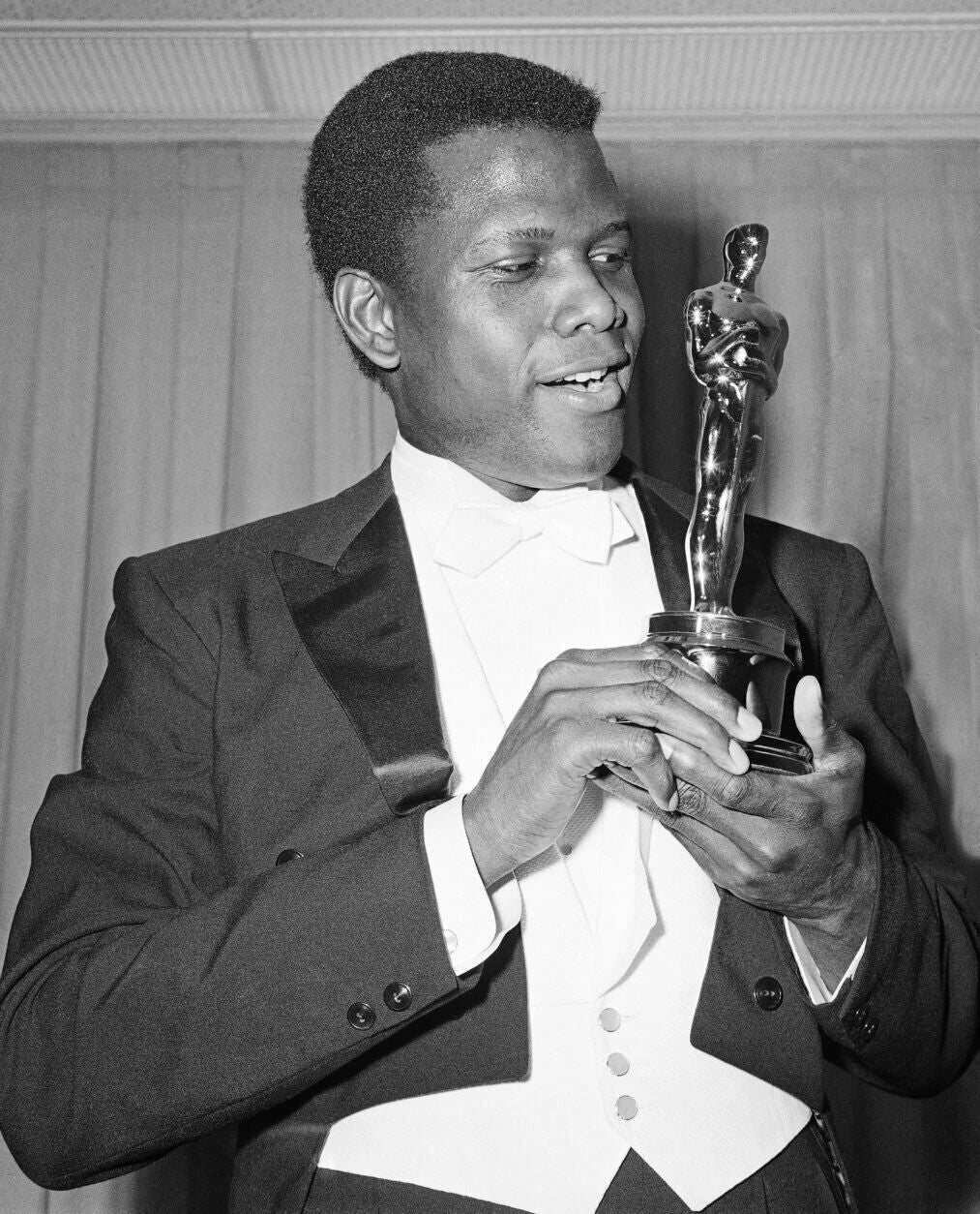 Actor Sidney Poitier Holding An Oscar Award Vintage Picture Reprint