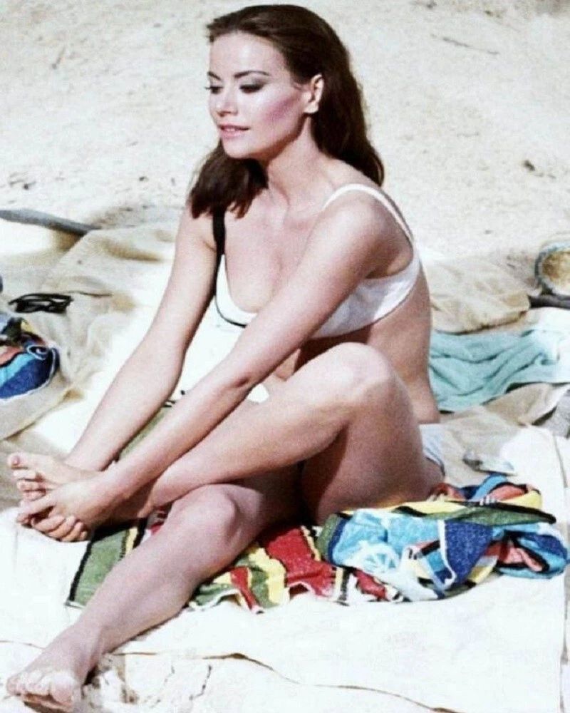 Actress Claudine Auger Classic Pin Up Picture Magnet Magnet Print 6X8