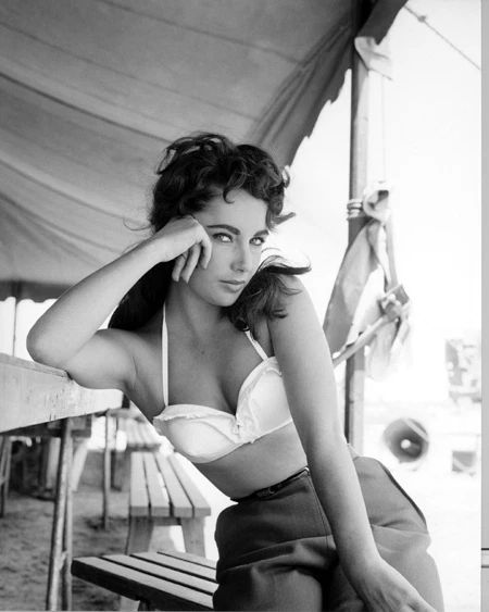Actress Elizabeth Taylor Glossy Keychain Celebrity Print American Model Keychain