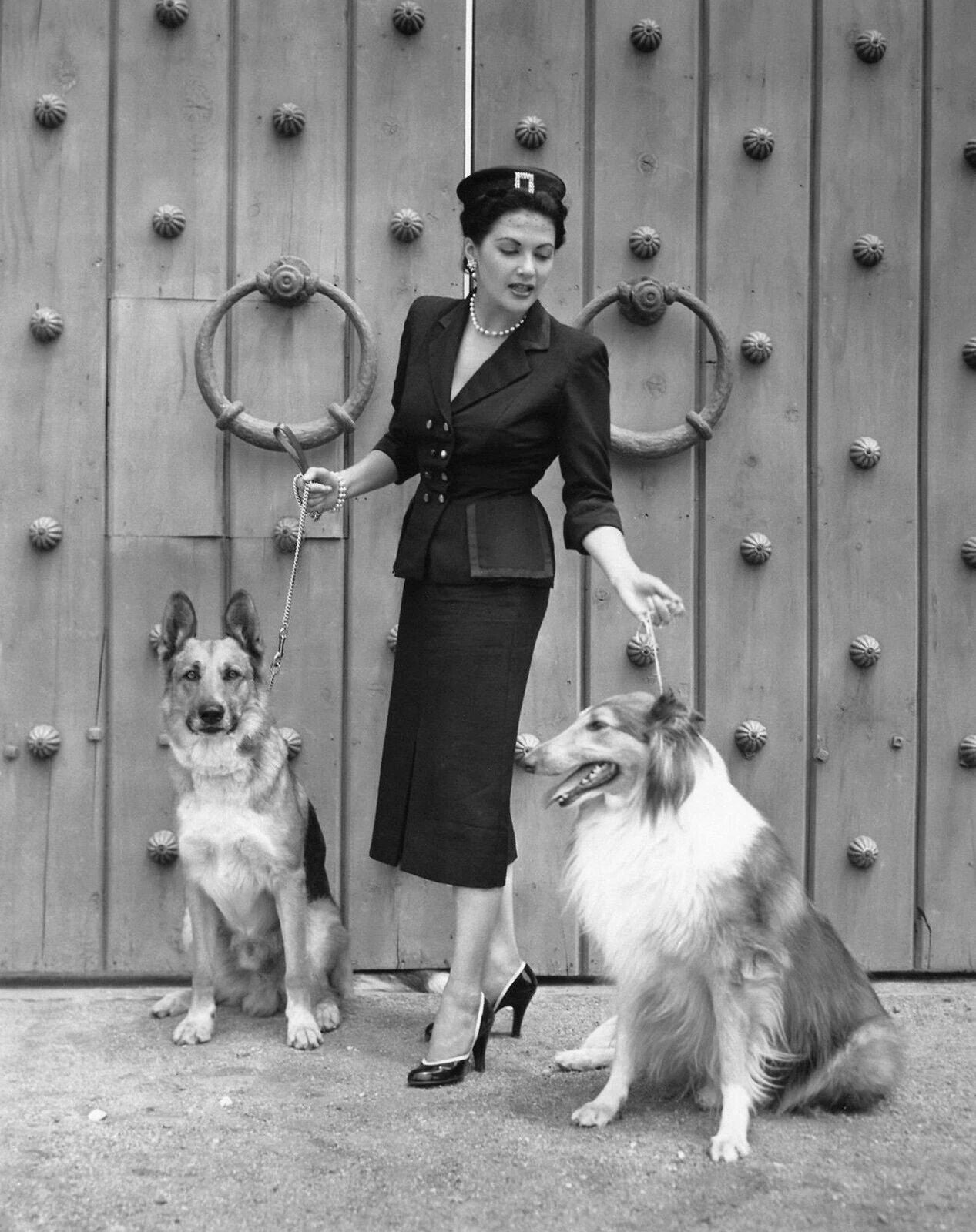 Actress Yvonne De Carlo Walking Dogs Retro Classic Vintage 300 PCS Jigsaw Puzzle