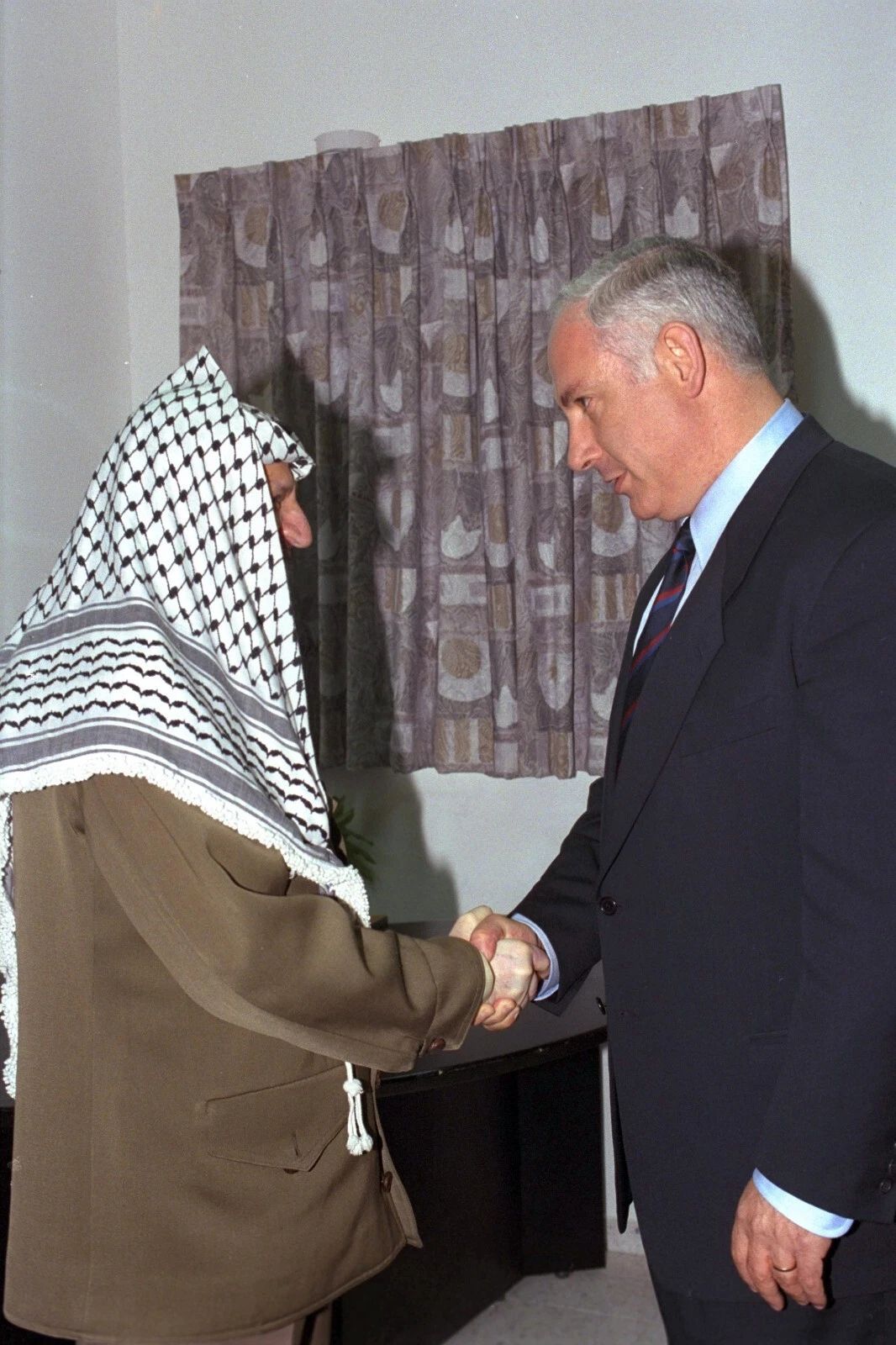 Benjamin Netanyahu Palestinian President Yasser Arafat Picture Photo