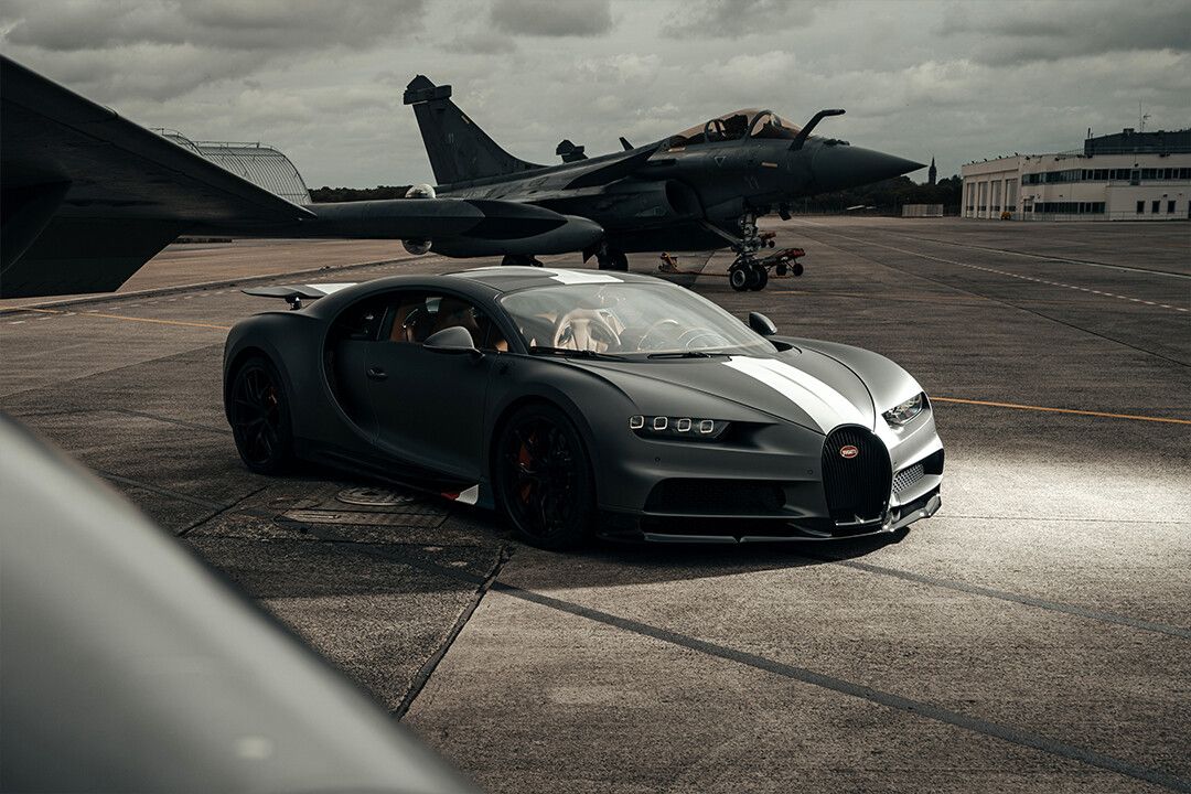 Bugatti Chiron Sport Car On The Airfield Art Home Decor Keychain
