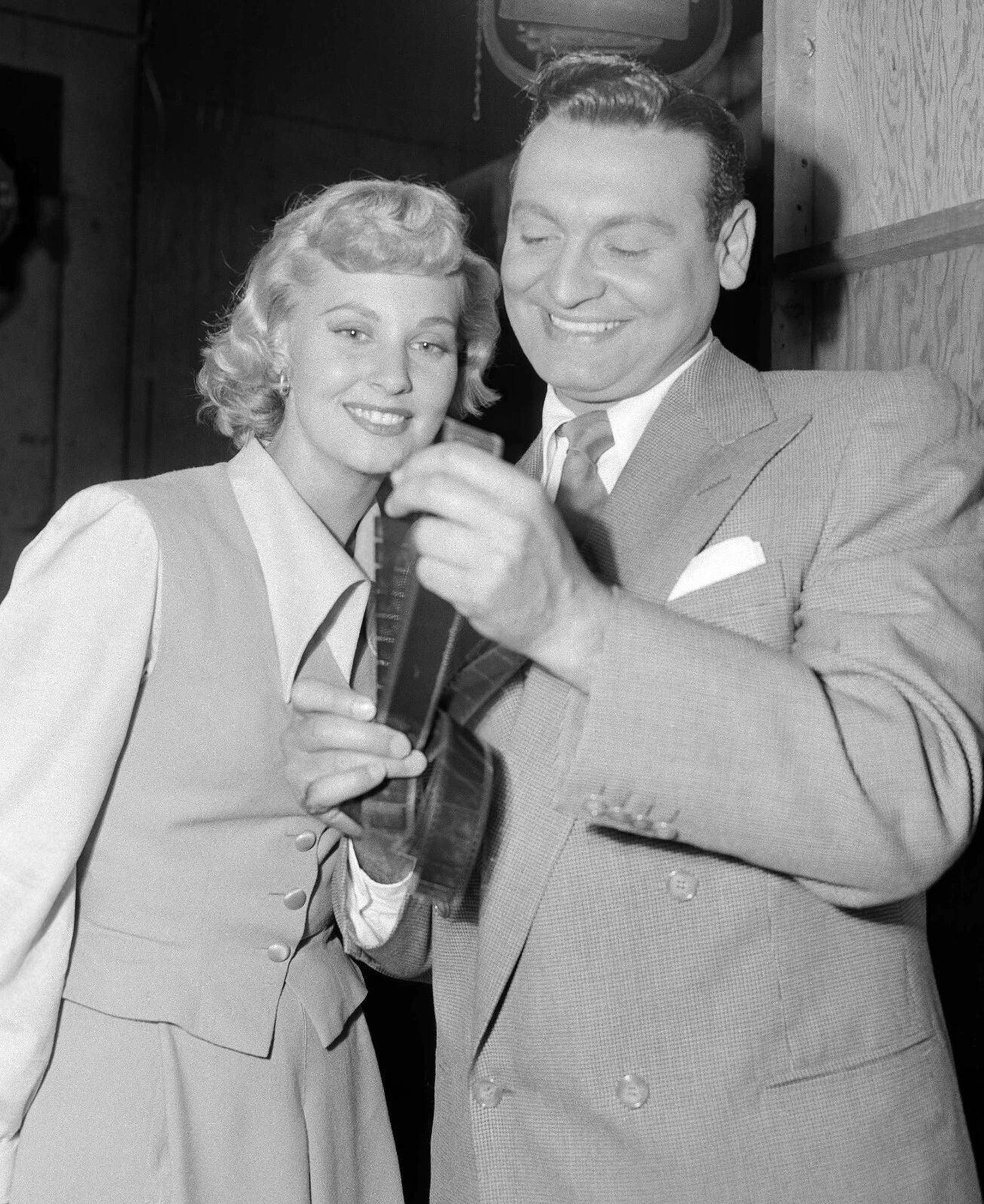 Craig Stevens & Lola Albright In Tv Show Peter Gun Keychain Print