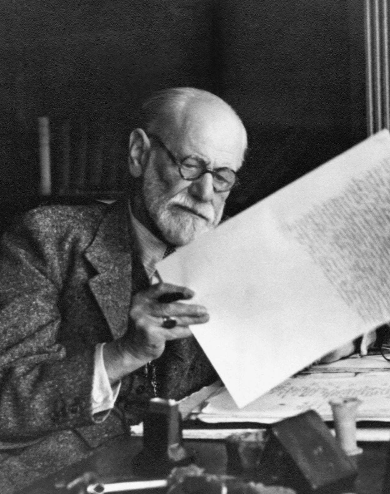 Classic Psychologist Sigmund Freud Working At Desk Picture Keychain Keychain