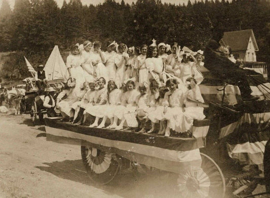 Dutch Flat Parade Wagon & Girls Placer County Ca Retro Picture Keychain