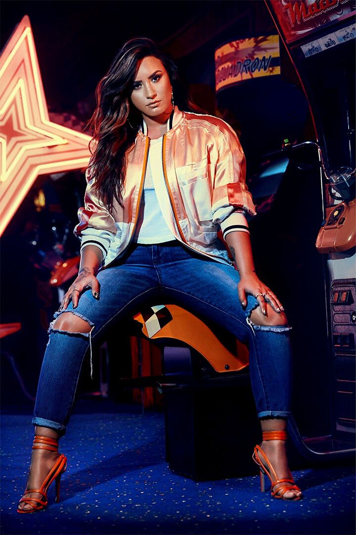 Demi Lovato Sexy Actress Singer Star Beautiful Model Jigsaw Puzzle