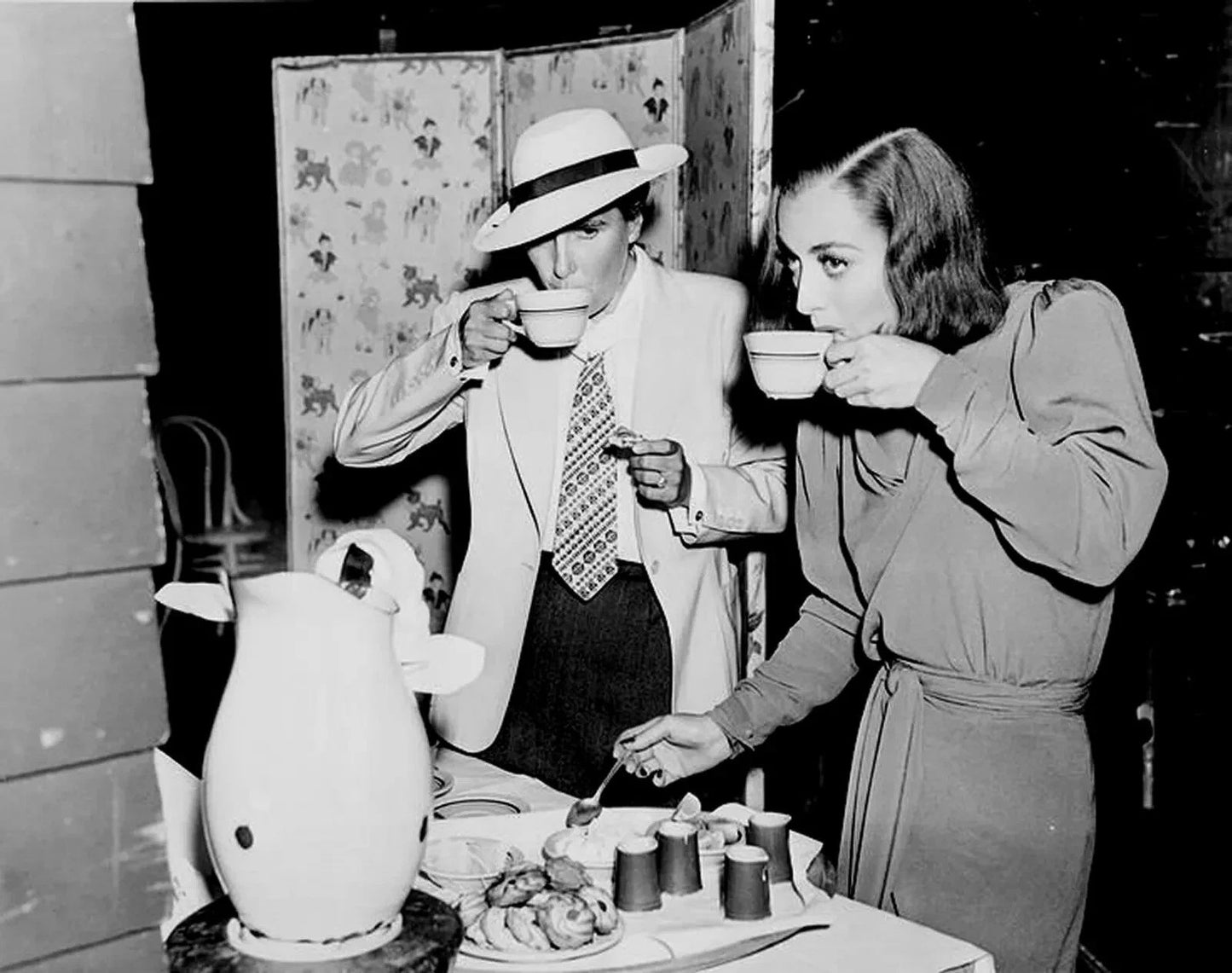 Director Dorothy Arzner And Joan Crawford Having Tea Retro 300 PCS Jigsaw Puzzle