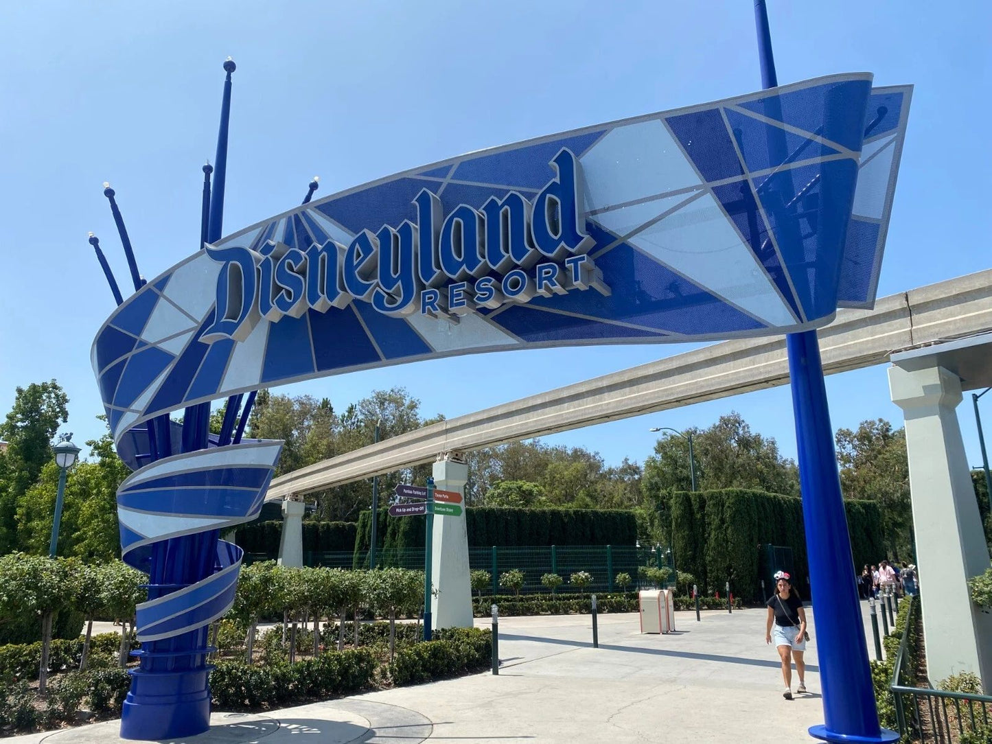 Disneyland Resort Entrance Sign Anaheim California Picture Keychain