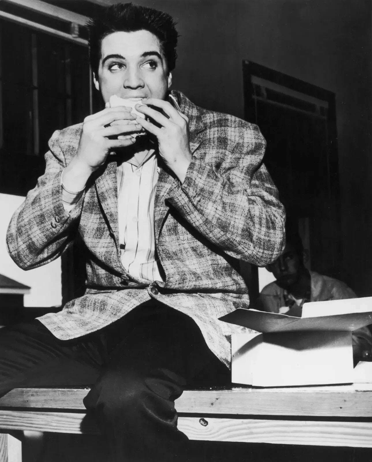 Elvis Presley The King Eating A Sandwich Publicity Picture Keychain Print 11 X 17