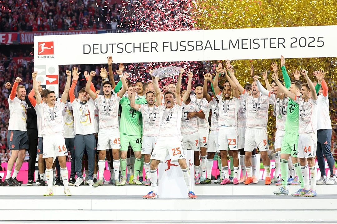Fc Bayern Munich Champions Trophy Celebrate Soccer Sports Keychain