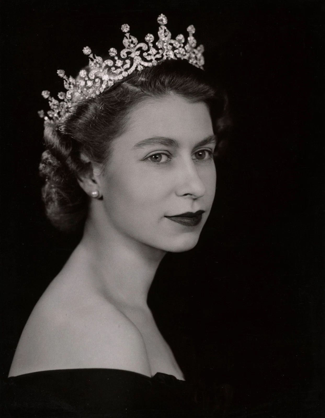 Her Royal Majesty Queen Elizabeth Ii Portrait Picture Keychain Print