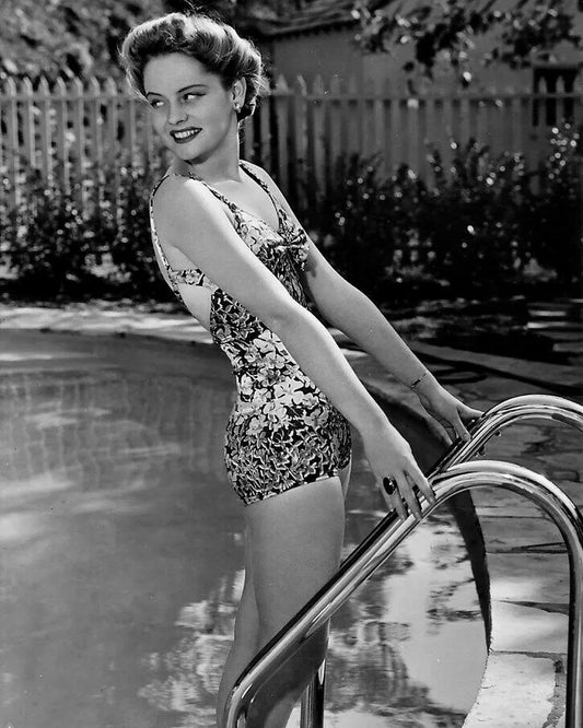 Hollywood Golden Era Actress Alexis Smith Poolside Retro Magnet Picture