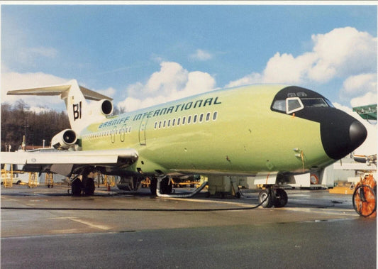 In123F Ernational Airlines B 100 Green White Retro Picture Keychain