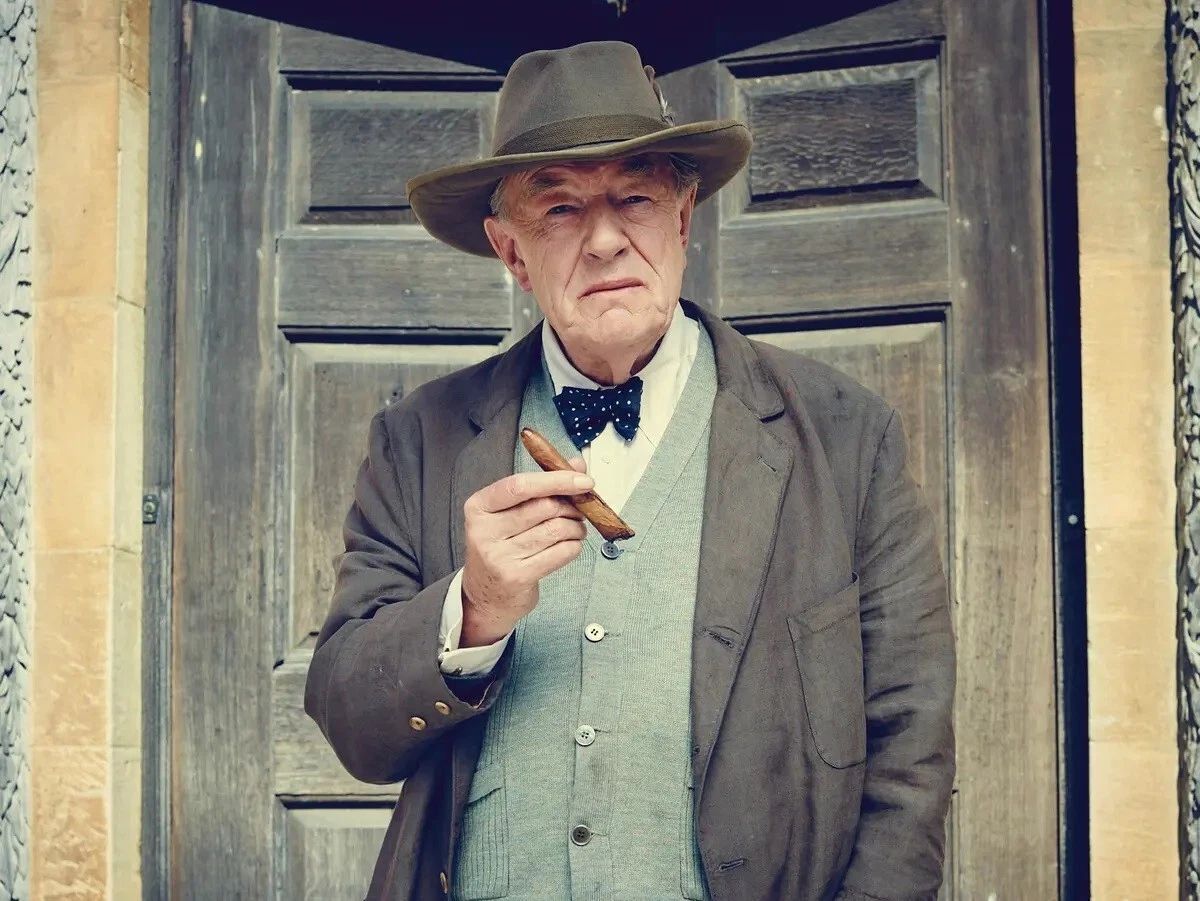 Iconicbritish Actor Michael Gambon Picture Magnet Magnet Print