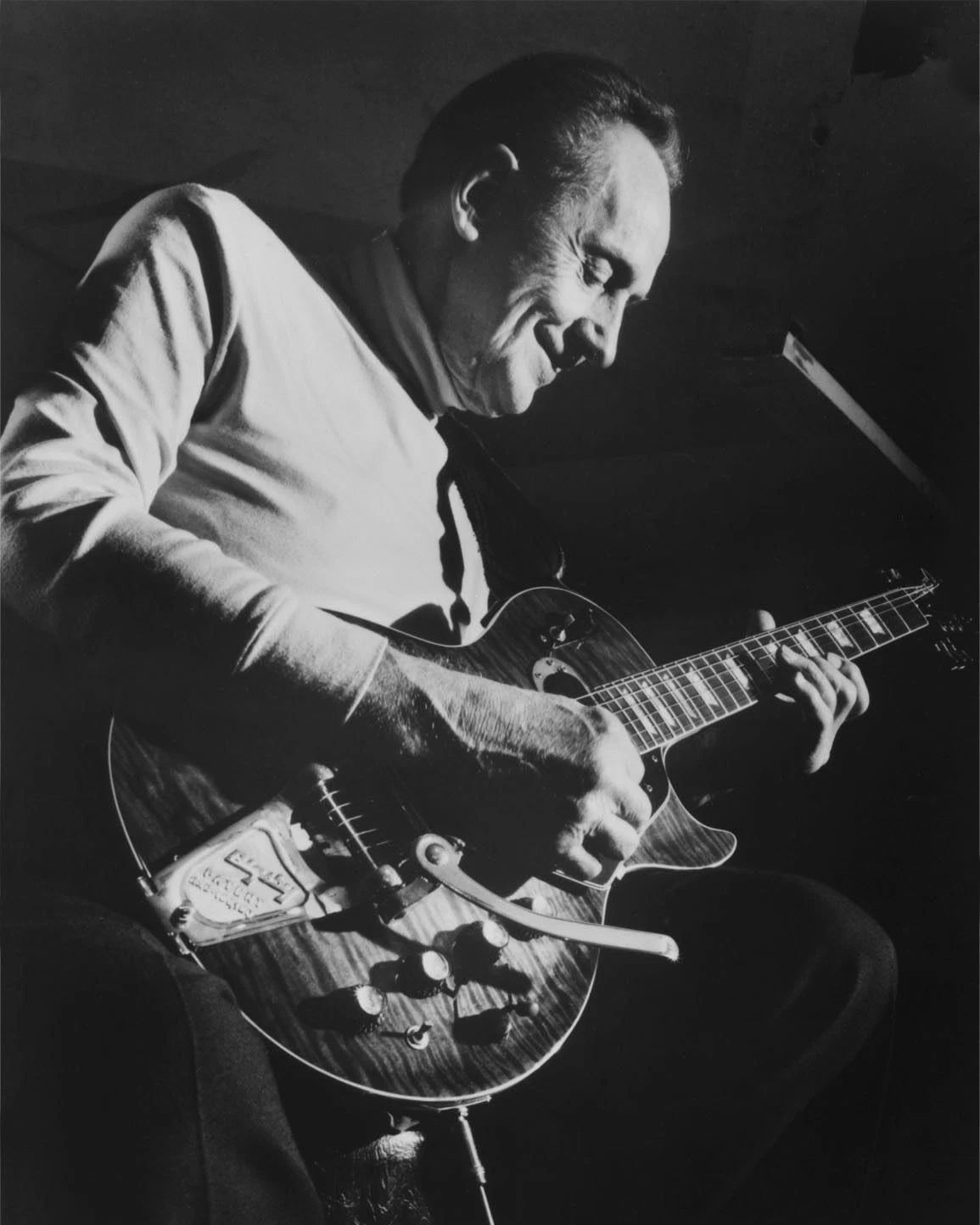 Jazz Blues Guitarist Les Paul Glossy Keychain Music Inventor Keychain