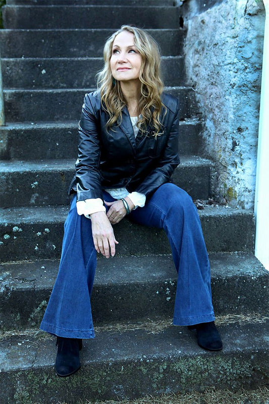 Joan Osborne Sitting On The Stairs Singer Wall Art Home Decor Poster