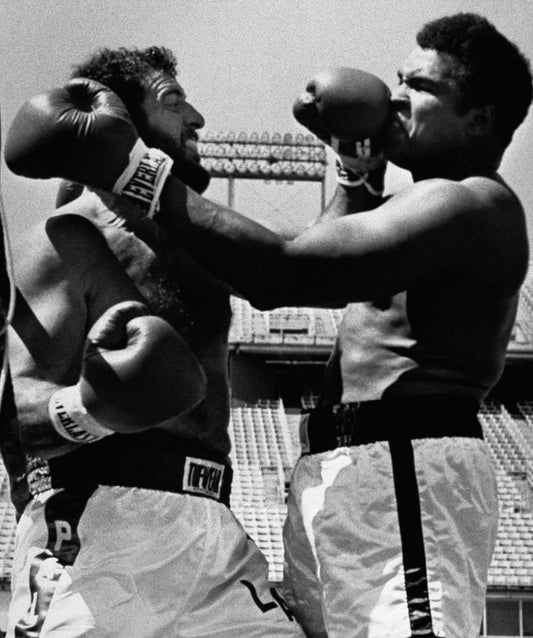 Lyle Alzado Vs Muhammad Ali Photo Boxing Picture Left By Alzado