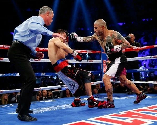 Miguel Angel Cotto Vs Sergio Martinez Boxing Cotto Right 300 Piece Jigsaw Puzzle